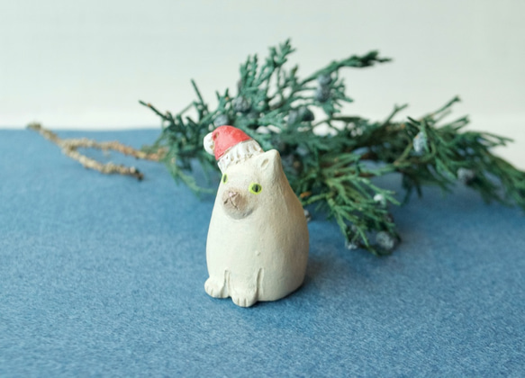 【クリスマス】サンタの帽子をかぶった小さな白猫　置物 2枚目の画像