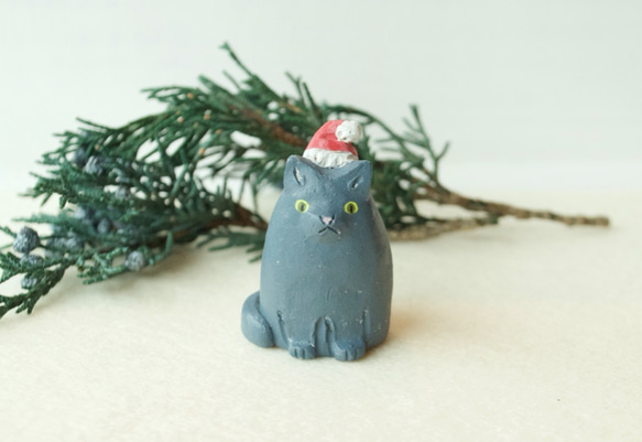 【クリスマス】サンタの帽子をかぶった小さなグレー猫　置物 1枚目の画像