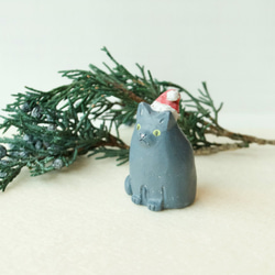 【クリスマス】サンタの帽子をかぶった小さなグレー猫　置物 2枚目の画像