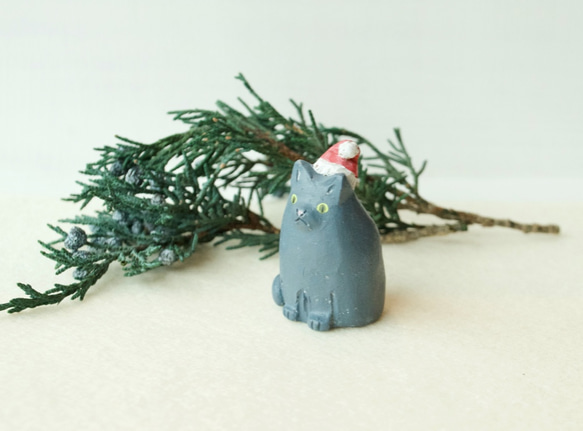 【クリスマス】サンタの帽子をかぶった小さなグレー猫　置物 2枚目の画像