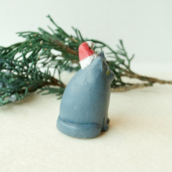 【クリスマス】サンタの帽子をかぶった小さなグレー猫　置物 3枚目の画像