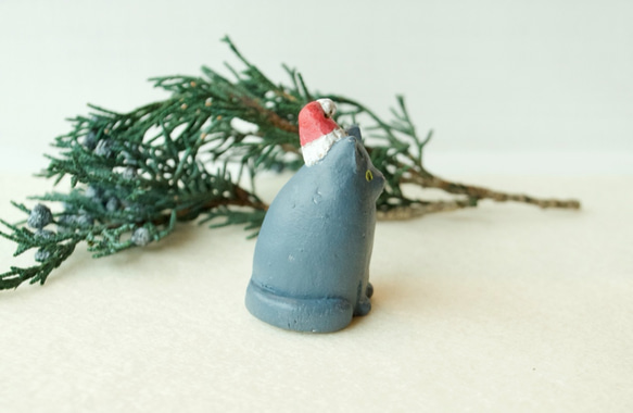 【クリスマス】サンタの帽子をかぶった小さなグレー猫　置物 3枚目の画像