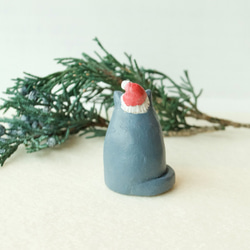 【クリスマス】サンタの帽子をかぶった小さなグレー猫　置物 4枚目の画像