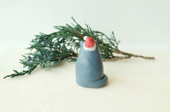 【クリスマス】サンタの帽子をかぶった小さなグレー猫　置物 4枚目の画像