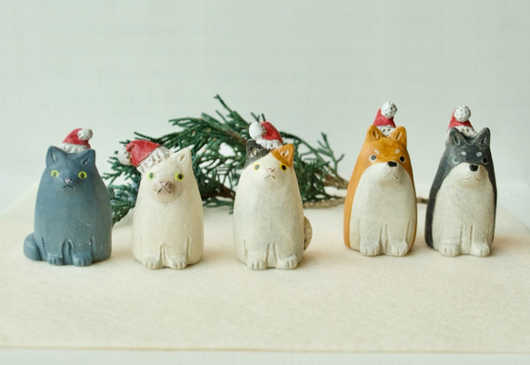 【クリスマス】サンタの帽子をかぶった小さなグレー猫　置物 5枚目の画像