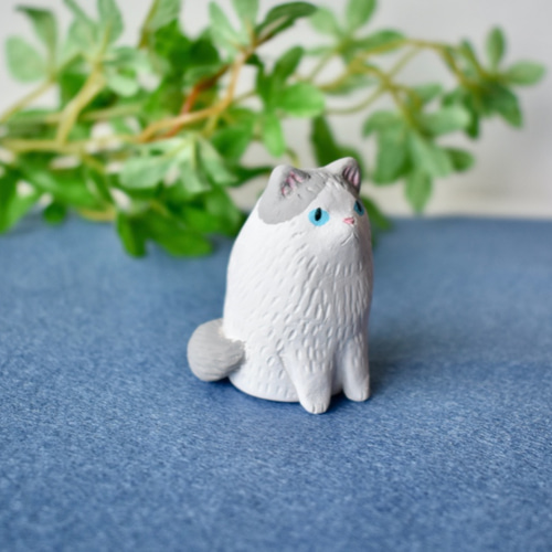 ハチワレ　寝釈迦猫　猫の置物　作家 Woobia ウービア 【寝るハチワレ_白猫のガーデンピック】 (幅9.5