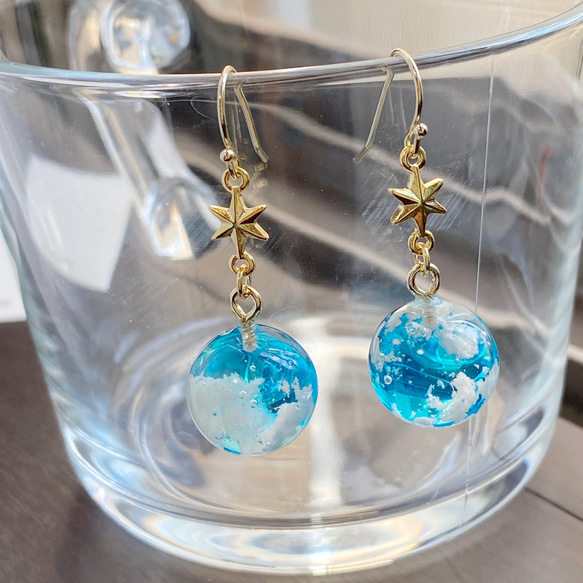 青空をひとすくい 雲レジンの球体ピアス イヤリング スカイブルー
