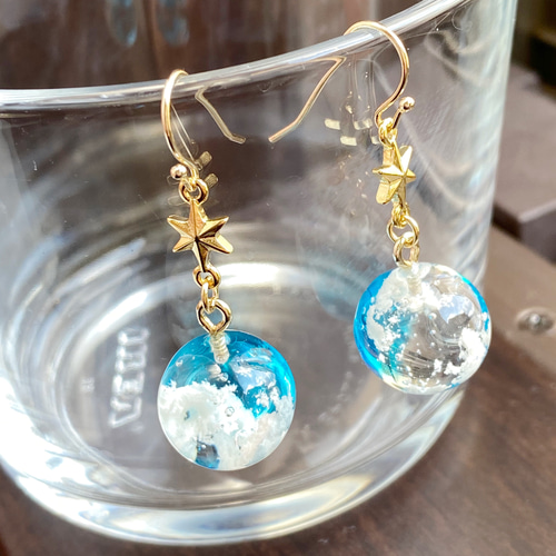 青空をひとすくい 雲レジンの球体ピアス イヤリング スカイブルー