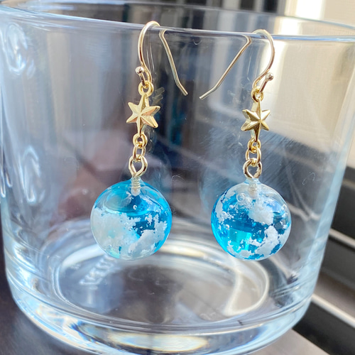青空をひとすくい 雲レジンの球体ピアス イヤリング スカイ