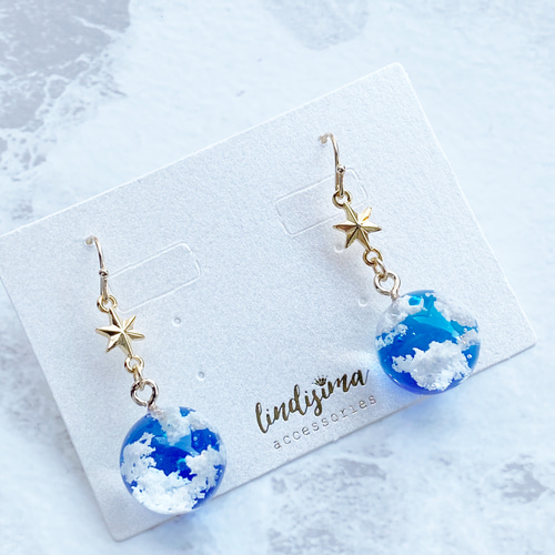 青空をひとすくい 雲レジンの球体ピアス イヤリング 蒼の