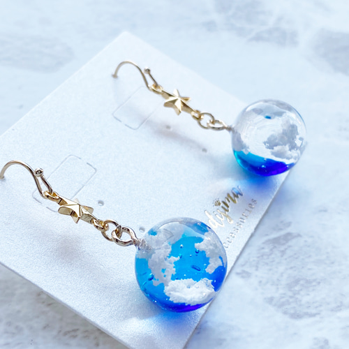 青空をひとすくい 雲レジンの球体ピアス イヤリング 蒼の