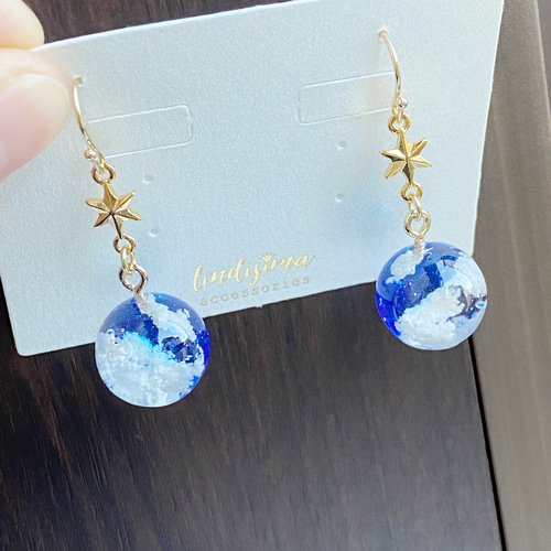 青空をひとすくい 雲レジンの球体ピアス イヤリング 蒼の