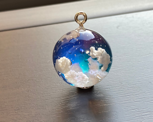 190 幻想的な星空と飛行機　空玉レジン　ネックレストップ、キーホルダーなどに 青空をひとすくい 空玉球体ネックレス レジン キーホルダー変更