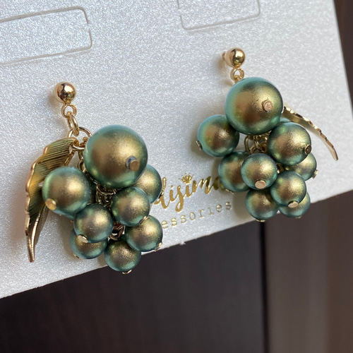 スワロフスキーパールのミニチュアシャインマスカットピアス 