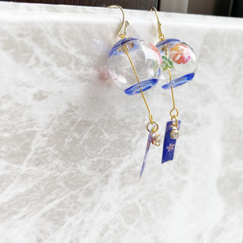夏を先取り！大人可愛い 風鈴ミニチュアピアス イヤリング 藍色