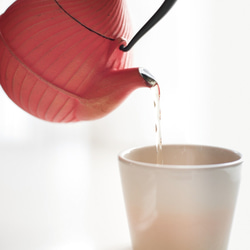 【プレゼントのお返しにいかが？】紅茶の味わい ノンカロリー、ノンカフェインの椿茶　丸筒 5枚目の画像
