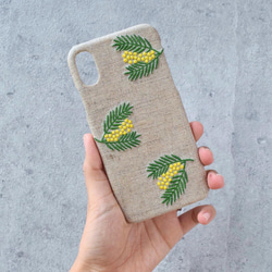 ミモザの刺繍iPhoneケース《ベージュグレー》スマホケース iPhone12 iPhone13 iPhoneSE 2枚目の画像