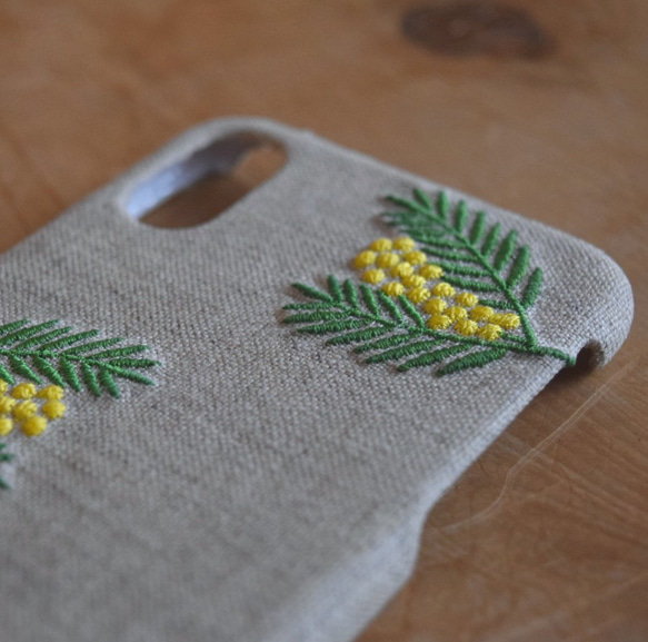 ミモザの刺繍iPhoneケース《ベージュグレー》スマホケース iPhone12 iPhone13 iPhoneSE 4枚目の画像