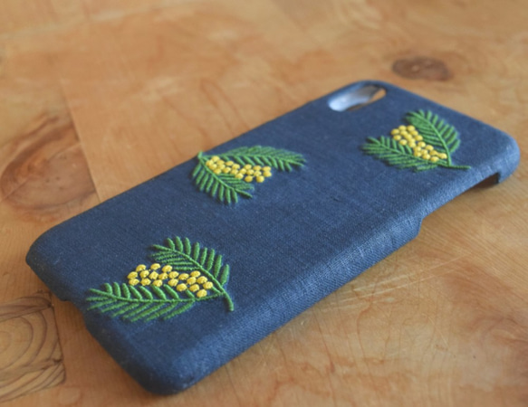 ミモザの刺繍iPhoneケース《ネイビー》リネン スマホケース iPhone12 iPhone13 iPhoneSE 3枚目の画像