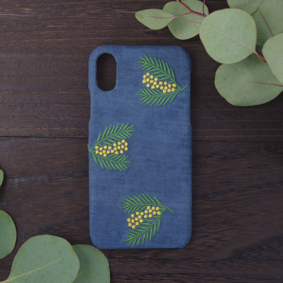 ミモザの刺繍iPhoneケース《ネイビー》リネン スマホケース iPhone12 iPhone13 iPhoneSE 2枚目の画像