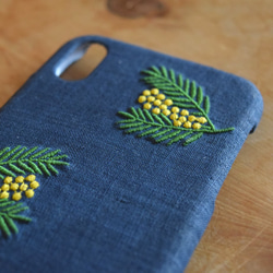 ミモザの刺繍iPhoneケース《ネイビー》リネン スマホケース iPhone12 iPhone13 iPhoneSE 6枚目の画像