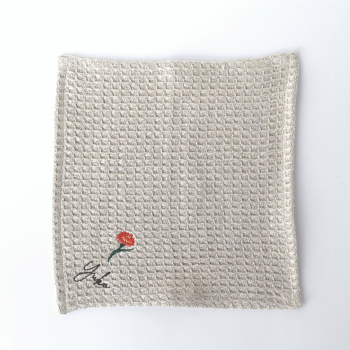 ギフトに◎カーネーション刺繍のハンカチ【名入れ・ベージュグレー