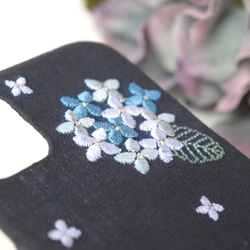 紫陽花 刺繍iPhoneケース　リネン スマホケース  iPhone12 iPhone13 iPhoneSE あじさい 3枚目の画像