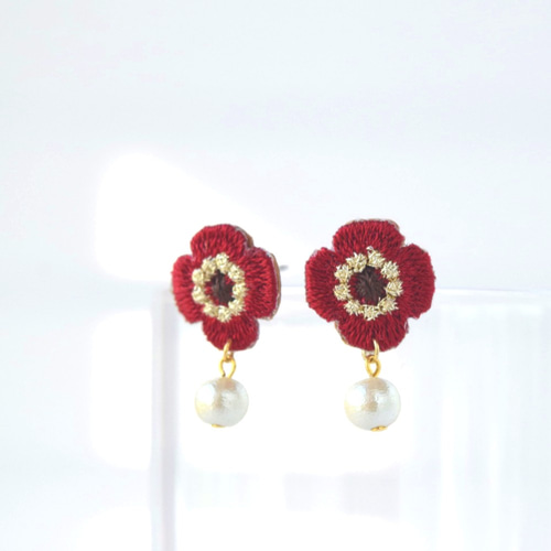 こっくりカラー 小花の刺繍ピアス/イヤリング ボルドー《金具