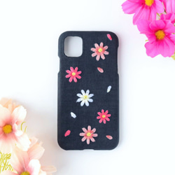 コスモス 刺繍iPhoneケース　リネン スマホケース iPhone12 iPhone13 iPhoneSE 秋 秋桜 1枚目の画像