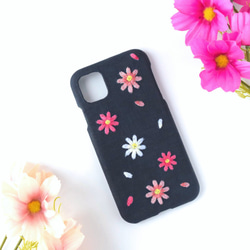 コスモス 刺繍iPhoneケース　リネン スマホケース iPhone12 iPhone13 iPhoneSE 秋 秋桜 2枚目の画像