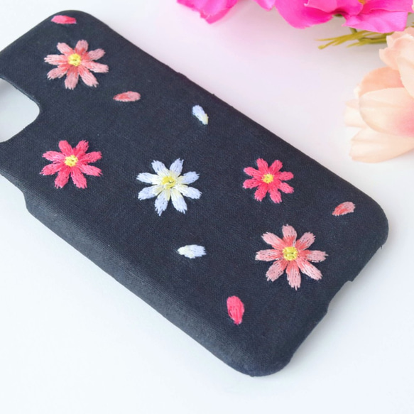 コスモス 刺繍iPhoneケース　リネン スマホケース iPhone12 iPhone13 iPhoneSE 秋 秋桜 3枚目の画像