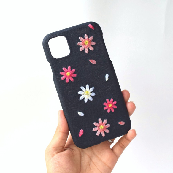 コスモス 刺繍iPhoneケース　リネン スマホケース iPhone12 iPhone13 iPhoneSE 秋 秋桜 4枚目の画像