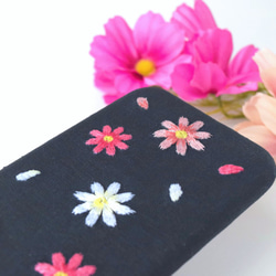 コスモス 刺繍iPhoneケース　リネン スマホケース iPhone12 iPhone13 iPhoneSE 秋 秋桜 7枚目の画像