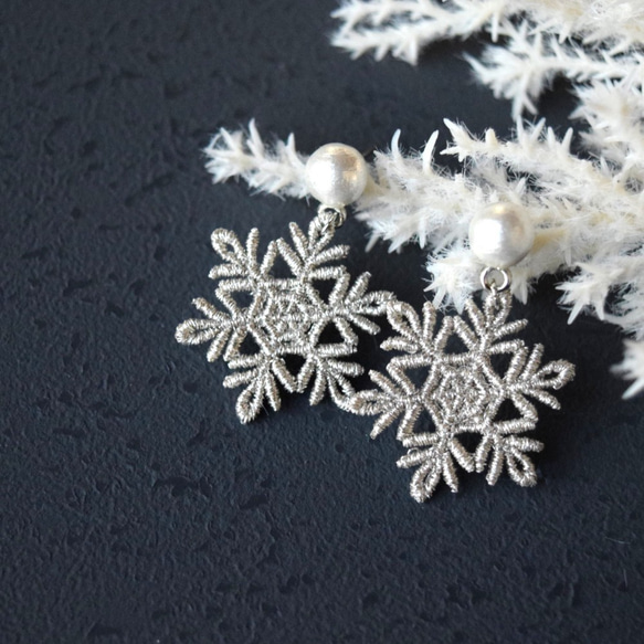 雪の結晶 刺繍レースピアス/イヤリング コットンパール 《金具交換可》《シルバー》 6枚目の画像