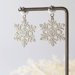 雪の結晶 刺繍レースピアス/イヤリング コットンパール 《金具交換可》《シルバー》 3枚目の画像