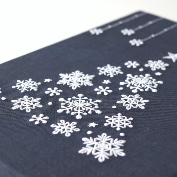 雪の結晶クリスマスツリー 刺繍ファブリックパネル スノーツリー 雪の結晶 コンパクト Xmas 3枚目の画像