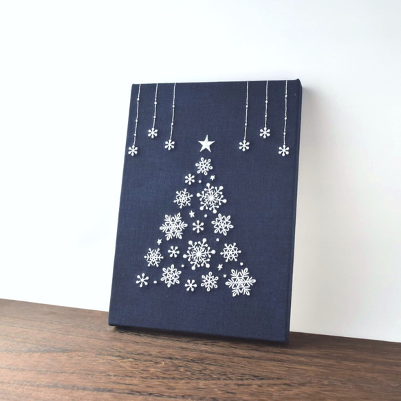 雪の結晶クリスマスツリー 刺繍ファブリックパネル スノーツリー 雪の結晶 コンパクト Xmas 4枚目の画像