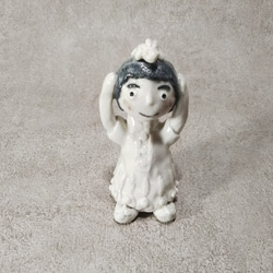 女の子の人形（陶の置物） 1枚目の画像