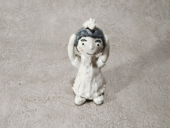 女の子の人形（陶の置物） 1枚目の画像