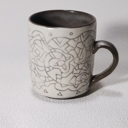 幾何学模様のマグカップ（陶器・掻き落し） 1枚目の画像