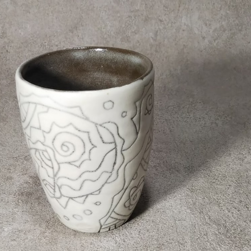 幾何学模様のタンブラー（陶器・掻き落し） グラス アトリエiku