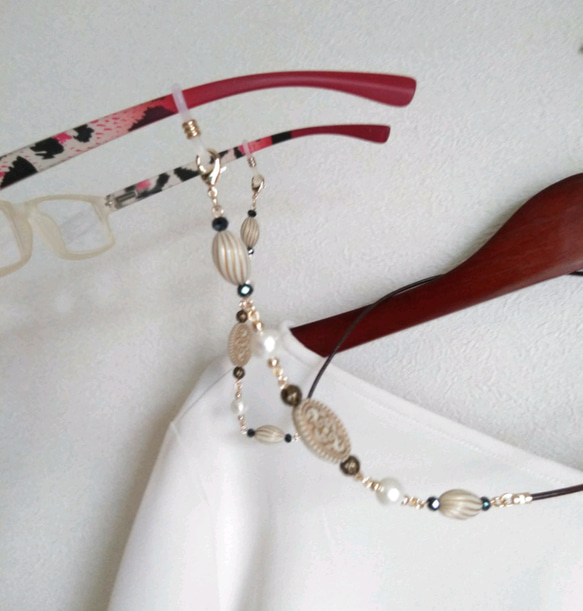 レザーとantique風ビーズのメガネチェーン&メガネホルダー グラスコード ロングネックレス ストラップ　老眼鏡 2枚目の画像