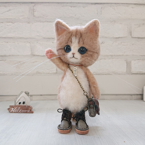 ポシェットを持ったねこ 羊毛フェルト ぬいぐるみ 茶しろ 羊毛