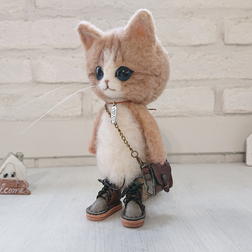 ポシェットを持ったねこ 羊毛フェルト ぬいぐるみ 茶しろ 羊毛フェルト