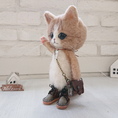 ポシェットを持ったねこ 羊毛フェルト ぬいぐるみ 茶しろ 羊毛フェルト