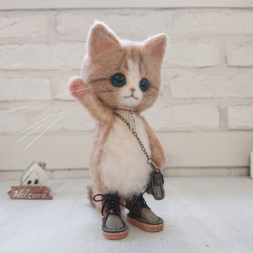 ポシェットを持ったねこ 羊毛フェルト ぬいぐるみ 茶しろ 羊毛フェルト