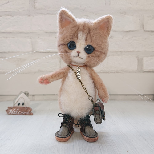 ポシェットを持ったねこ 羊毛フェルト ぬいぐるみ 茶しろ 羊毛