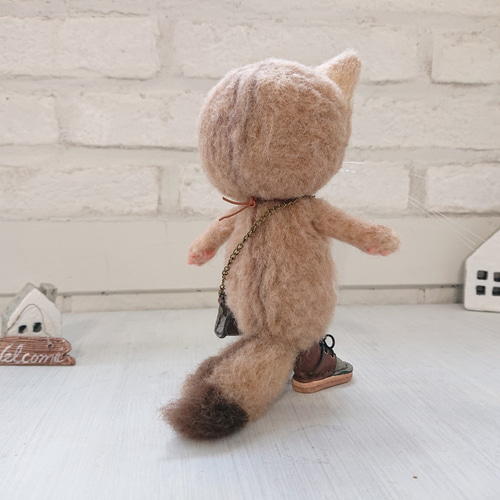 ポシェットを持ったねこ 羊毛フェルト ぬいぐるみ 茶しろ 羊毛フェルト