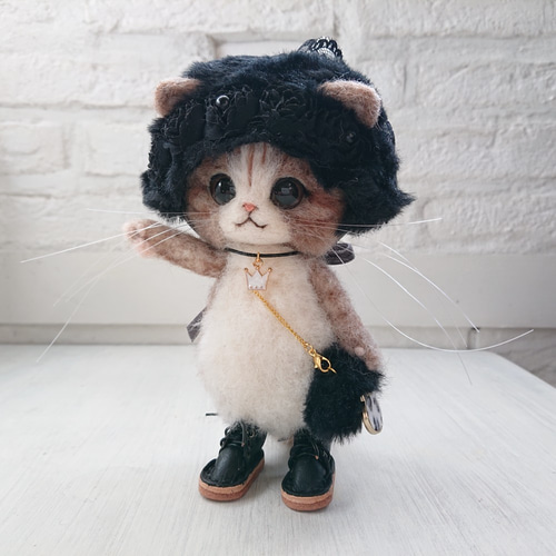 ヘッドドレスをつけたゴスロリにゃんこ 羊毛フェルト ねこ ぬいぐるみ