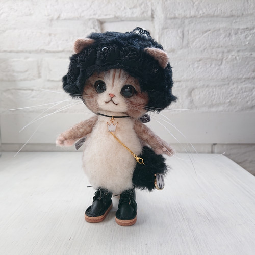 ヘッドドレスをつけたゴスロリにゃんこ 羊毛フェルト ねこ ぬいぐるみ